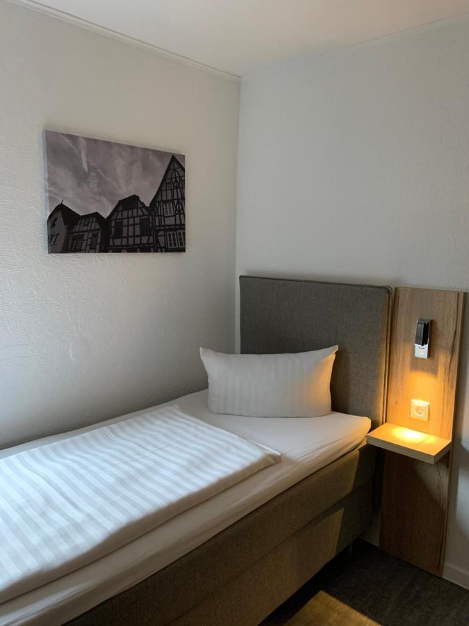 Hotel Zur Eisenbahn Limburg an der Lahn Exterior foto
